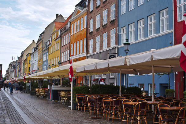 Copenhagen/Denmark - August 24 2018 : Nyhavn is a waterfront district in Copenhagen, Denmark. Today is a sunny day so people come here to enjoin eating food and drinking with their friends and family. - 写真・画像