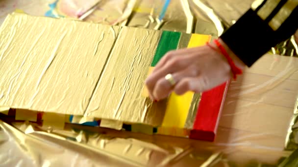 Nainen taiteilija maalaus akryyli värejä kankaalle
 - Materiaali, video