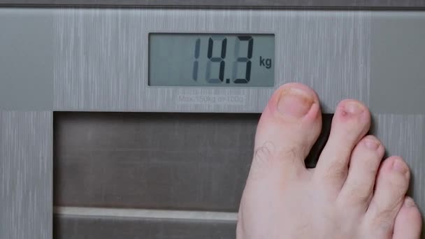 Mužské nohy na sklo váhy, Pánská strava, tělesná hmotnost - Záběry, video