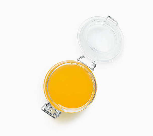 Свіжий солодкий мед в банці, ізольований на білому
 - Фото, зображення