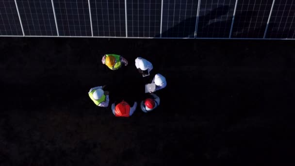 Güneş panelleri ile sahada mühendisleri dron görünümü - Video, Çekim