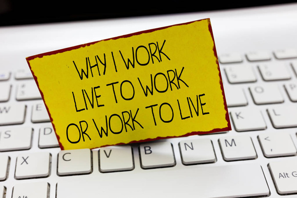Käsiala tekstin kirjoittaminen Miksi työskentelen Live to Work or Work To Live. Käsitteen merkitys Elämän prioriteettien tunnistaminen
 - Valokuva, kuva