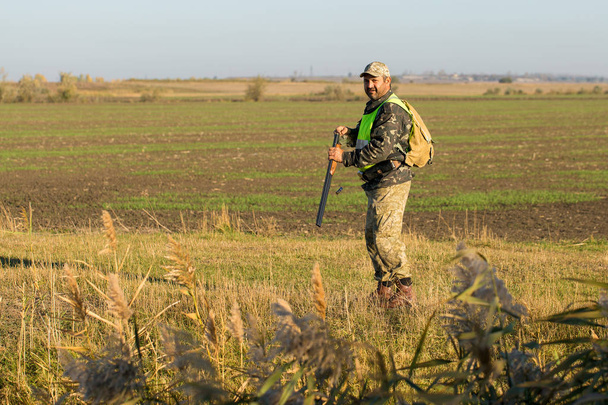 Lovci s německým dratarem a španělem, lov holubů se psy v reflexních vestách - Fotografie, Obrázek