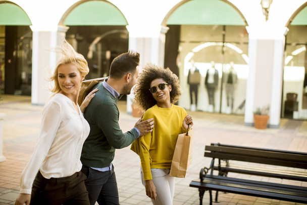 Groupe de jeunes amis multiraciaux faisant du shopping dans un centre commercial ensemble
 - Photo, image