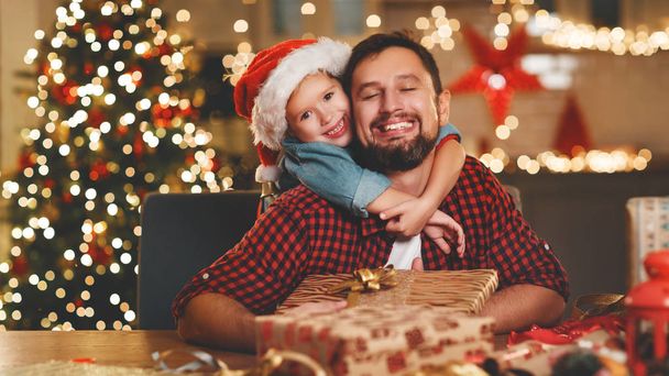 μια ευτυχισμένη οικογένεια ο πατέρας και το παιδί πακέτο δώρο Χριστουγέννων - Φωτογραφία, εικόνα