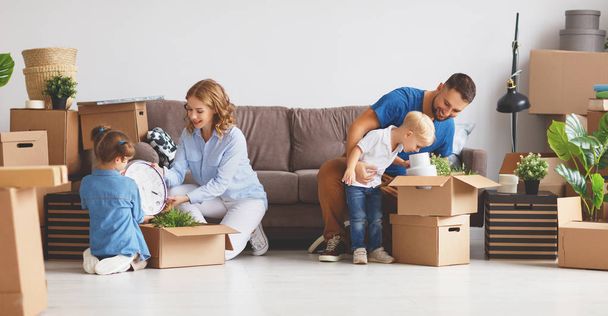 glückliche Familienmutter Vater und Kinder ziehen in eine neue Wohnung und packen Kiste aus - Foto, Bild