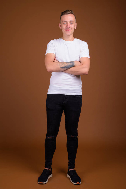 Full body shot of young handsome man with arms crossed - Photo, Image