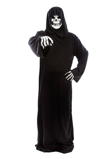 Halloween-Kostüm eines skelettierten Sensenmannes, der ein schwarzes Gewand auf weißem Hintergrund trägt und nach vorne zeigt - Foto, Bild
