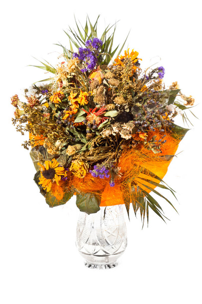 Ένα μεγάλο μπουκέτο από αποξηραμένα διάφορα λουλούδια σε ένα βάζο κρυστάλλινο σε λευκό φόντο. - Φωτογραφία, εικόνα