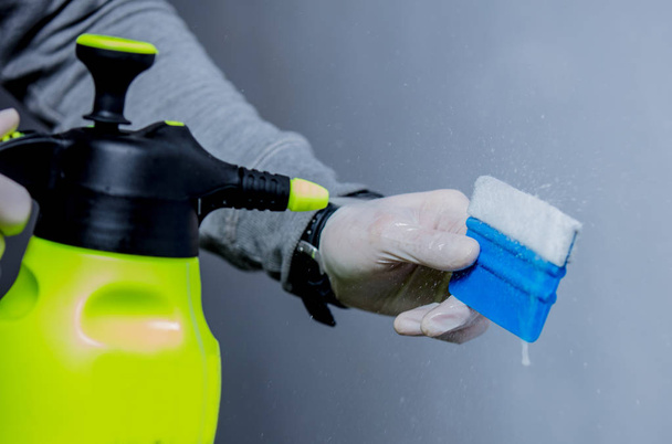 homem segurando um pincel para limpeza em spray de água. Vista de perto
 - Foto, Imagem
