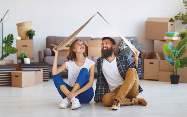 a happy young married couple moves to new apartmen - Foto, Bild