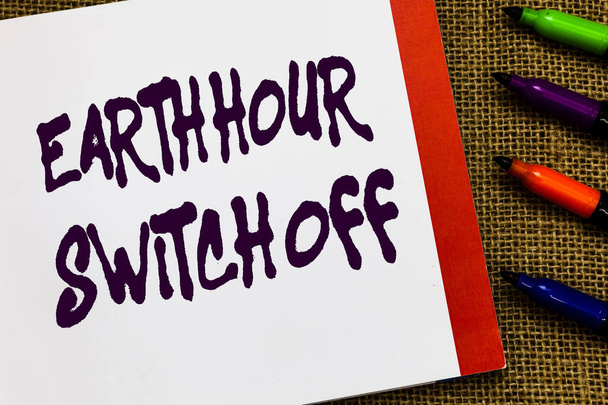 Tekst pisma Earth Hour Switch Off. Koncepcję co oznacza Lights Out zdarzenia roczny ruch Planet dnia Otwórz Notatnik stronę juty tle kolorowe markery wyrażając pomysły. - Zdjęcie, obraz
