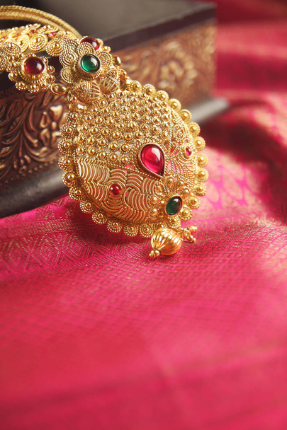 Intian Perinteinen Gold kaulakoru jalokivet
 - Valokuva, kuva