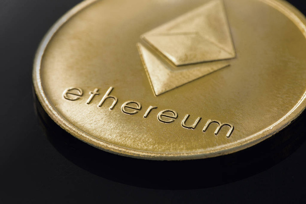 kryptowaluta złote monety - Bitcoin, Ethereum. Koncepcja wirtualnego pieniądza. - Zdjęcie, obraz