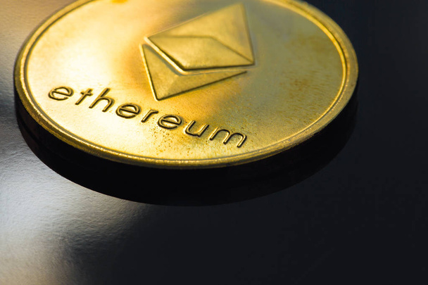 Kryptowährung Goldmünzen - Bitcoin, Ethereum mit schwarzem Hintergrund. Konzept des virtuellen Geldes. - Foto, Bild