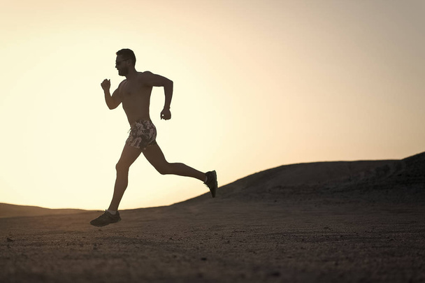 homme courir silhouette au coucher du soleil, jeune caucasien courir en montagne
 - Photo, image