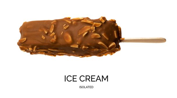Відкусити шоколадний мигдаль з паприкою для морозива на дерев'яній паличці ізольовано на білому тлі. Заморожений молочний йогурт або десерт ескімо з какао глазур'ю, арахісом, фундуком
 - Фото, зображення