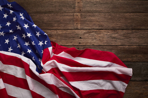 Bandera americana sobre tabla rústica vieja de madera. Concepto Día importante América Espacio vacío para el diseño
 - Foto, imagen