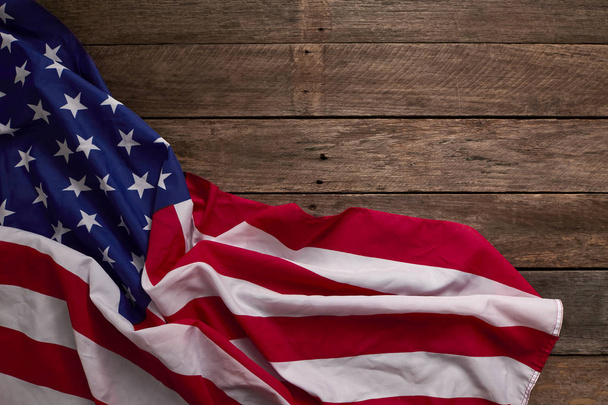 Bandiera americana su vecchia tavola di legno rustico. Concetto Importante Day America Spazio vuoto per il design
 - Foto, immagini