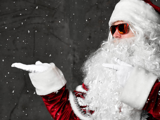 Papai Noel ponding mãos na esquina para espaço de cópia de texto. Ano Novo e Feliz Natal
 - Foto, Imagem
