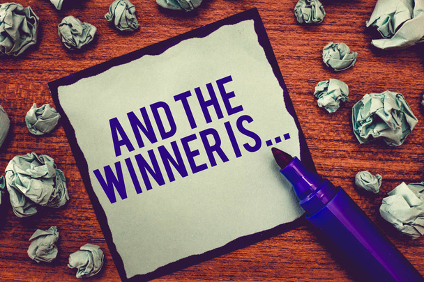 Scrivere la nota che mostra And The Winner Is.... Business foto in mostra Annunciando chi è il vincitore esemplare Achiever
 - Foto, immagini