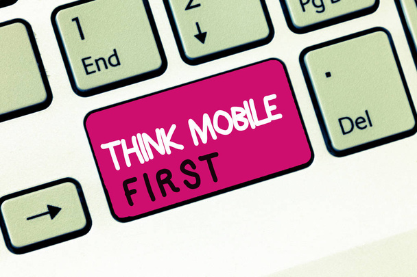 Käsitteellinen käsiala osoittaa Think Mobile First. Business valokuva esittelee Easy Handheld Device Esteetön sisältö 24 tai 7 Kätevä
 - Valokuva, kuva
