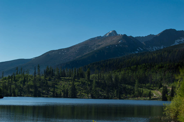 lac au soleil paysage montagneux éclairé avec des pins
 - Photo, image