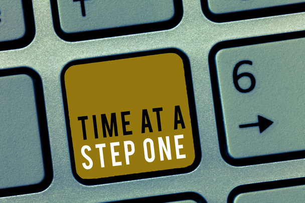 Parola che scrive il testo Time At A Step One. Business concept per Passi Graduali Lentamente ma Sicuramente Milestone
 - Foto, immagini