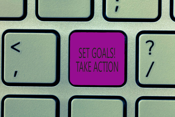 Почерк написания текста Set Goals Take Action. Концептуальное значение Закона о конкретных и четко сформулированных планах
 - Фото, изображение