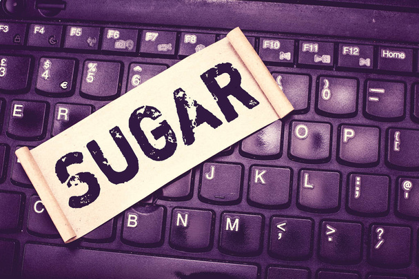 Schreibnotiz mit Zucker. Business-Foto präsentiert süße kristalline Substanz aus verschiedenen Pflanzen wie Zuckerrohr gewonnen - Foto, Bild