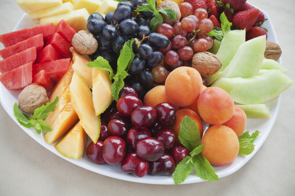 Kesällä hedelmiä lautasella leveä
 - Valokuva, kuva