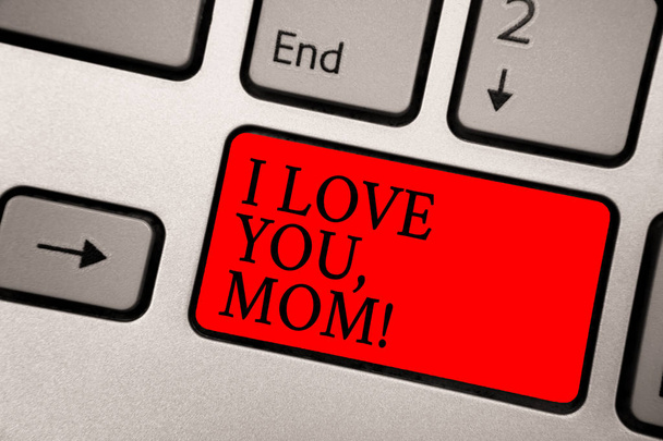 Концептуальный почерк, показывающий "Я люблю тебя, мама". Любовное сообщение эмоциональные чувства привязанность теплое объявление Серовато-серебристая клавиатура с красной кнопкой цвета черного текста
. - Фото, изображение