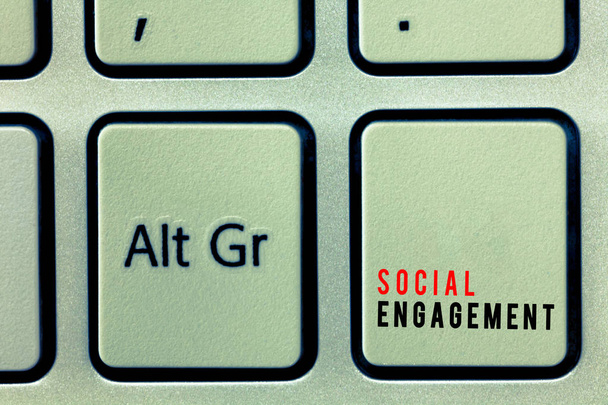 Tekst schrijven Social Engagement. Bedrijfsconcept voor mate van betrokkenheid bij een online gemeenschap of samenleving - Foto, afbeelding