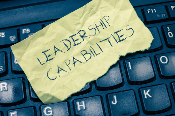 Teksti merkki osoittaa johtajuuden kyvyt. Käsitteellinen valokuvasarja Suorituskykyodotukset Leader-osaaminen
 - Valokuva, kuva