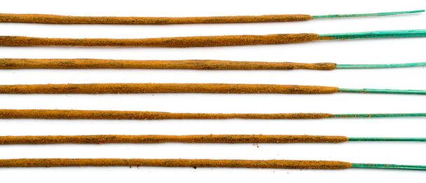 Arôme d'encens indien brun bâtons isolés sur fond blanc gros plan. Ensemble de bâton d'encens bouddhiste pour la méditation vue du dessus
 - Photo, image