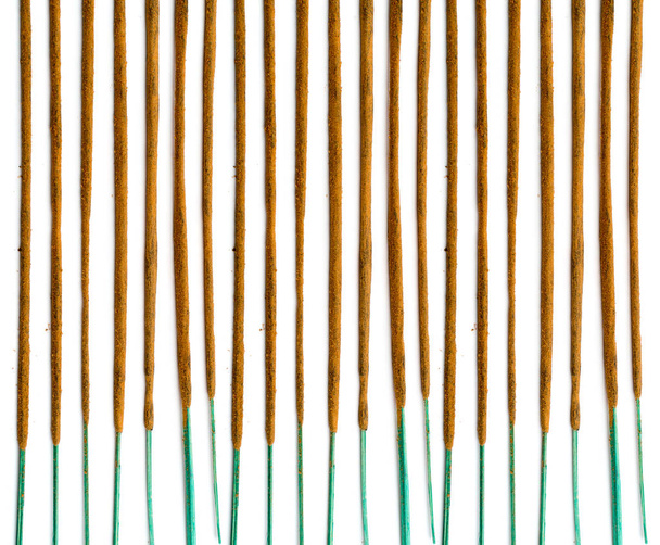 Arôme d'encens indien brun bâtons isolés sur fond blanc gros plan. Modèle sans couture de bâton d'encens bouddhiste pour la méditation vue du dessus
 - Photo, image