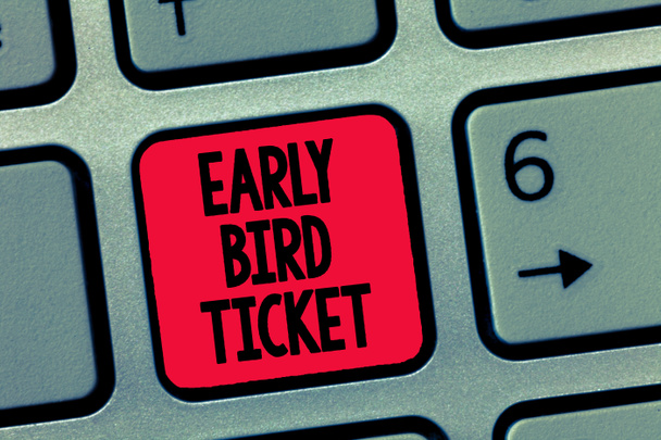 Εννοιολογική γραφή δείχνει Early Bird εισιτήριο στο χέρι. Επαγγελματίες φωτογραφία κείμενο αγοράζοντας ένα εισιτήριο πριν βγει προς πώληση λιανική τιμή - Φωτογραφία, εικόνα