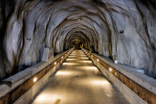 La lumière au bout d'un long tunnel souterrain en brique
 - Photo, image