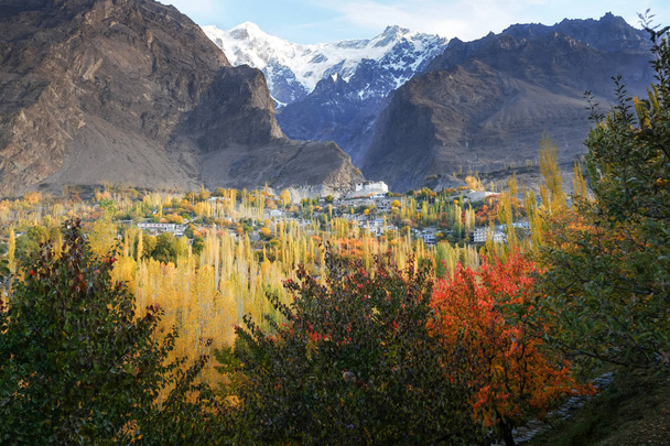 Escena de otoño en Karimabad con montañas al fondo. Valle de Hunza, Pakistán
. - Foto, imagen