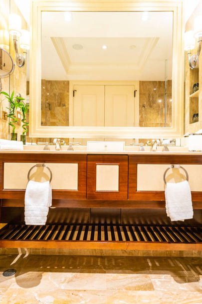 hermoso grifo de lujo y decoración del fregadero en el interior del baño
 - Foto, Imagen
