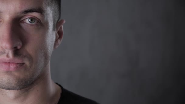 Nahaufnahme Porträt eines jungen, stilvollen Mannes vor grauem Hintergrund - Filmmaterial, Video