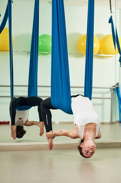 Upside down yoga - Zdjęcie, obraz