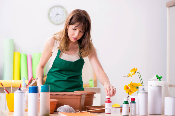 Mujer joven decoración de cerámica en el taller
 - Foto, Imagen