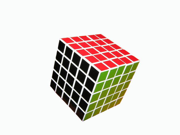 Баку - Азербайджан - 19 ДЕКАБРЯ 2016 г.: Куб Рубика на белом фоне. Кубик Рубика на белом фоне. Кубик Рубика изобрел венгерский архитектор Эрно Рубик в 1974 году
. - Фото, изображение