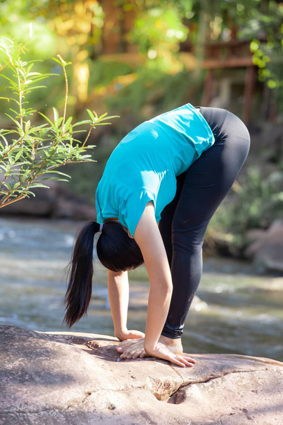 Donne yoga sport nel parco
. - Foto, immagini