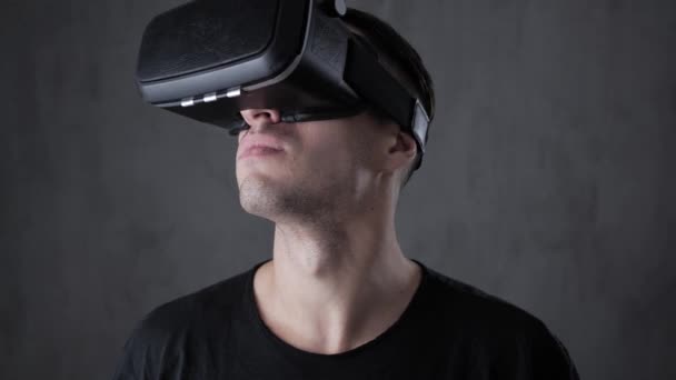jeune homme portant un casque VR expérimentant la réalité virtuelle
. - Séquence, vidéo