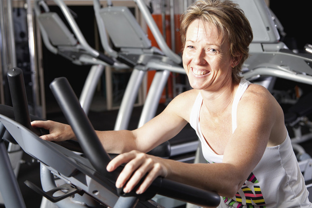 Mature woman at fitness centre - Foto, Bild