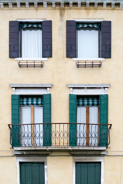 Fronte casa con persiane finestra
 - Foto, immagini
