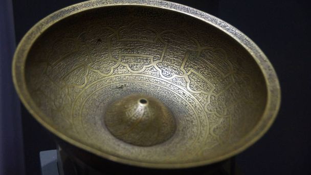 Старовинна королівська латунна чаша в бронзовій латуні
 - Фото, зображення