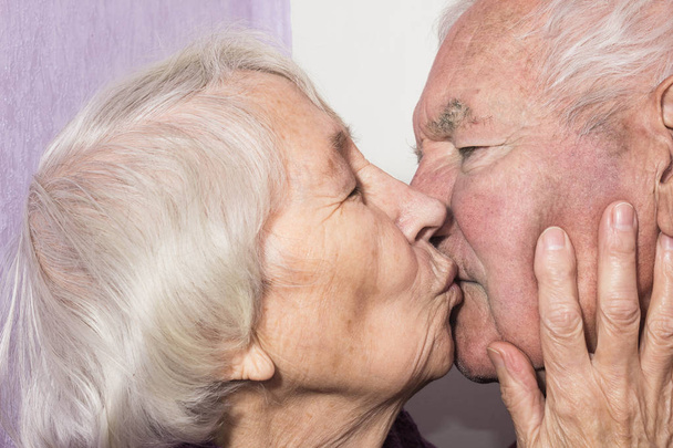 Ο ανώτερος γυναίκας φιλάει γέρος - Φωτογραφία, εικόνα